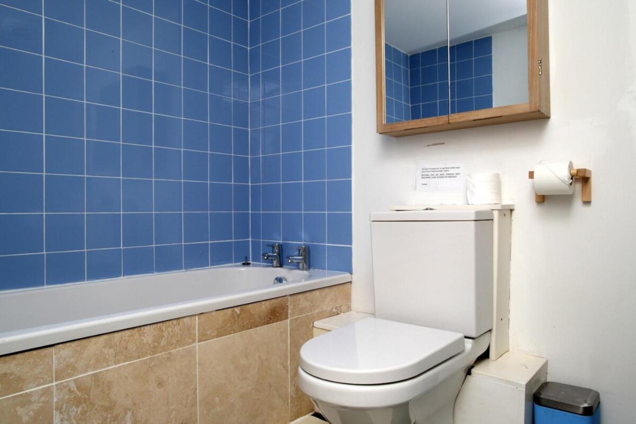 Apartamento Modern And Colourful Flat By The Castle Edimburgo Exterior foto