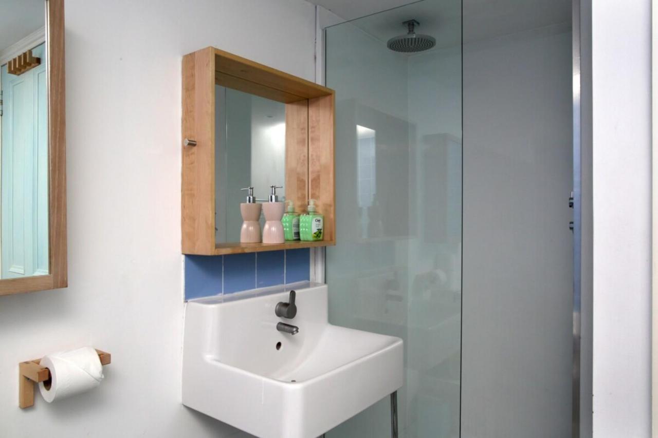 Apartamento Modern And Colourful Flat By The Castle Edimburgo Exterior foto