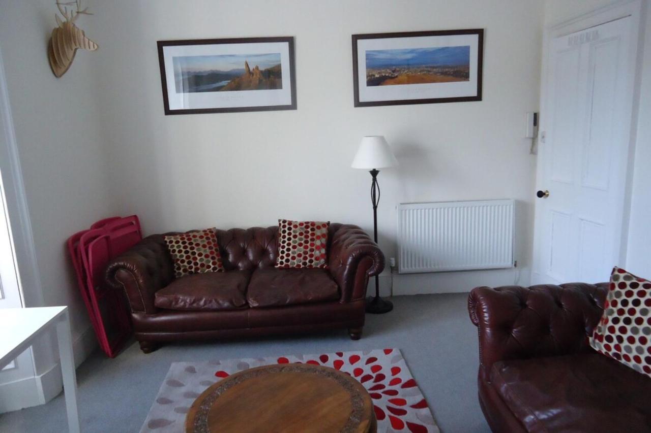 Apartamento Modern And Colourful Flat By The Castle Edimburgo Exterior foto